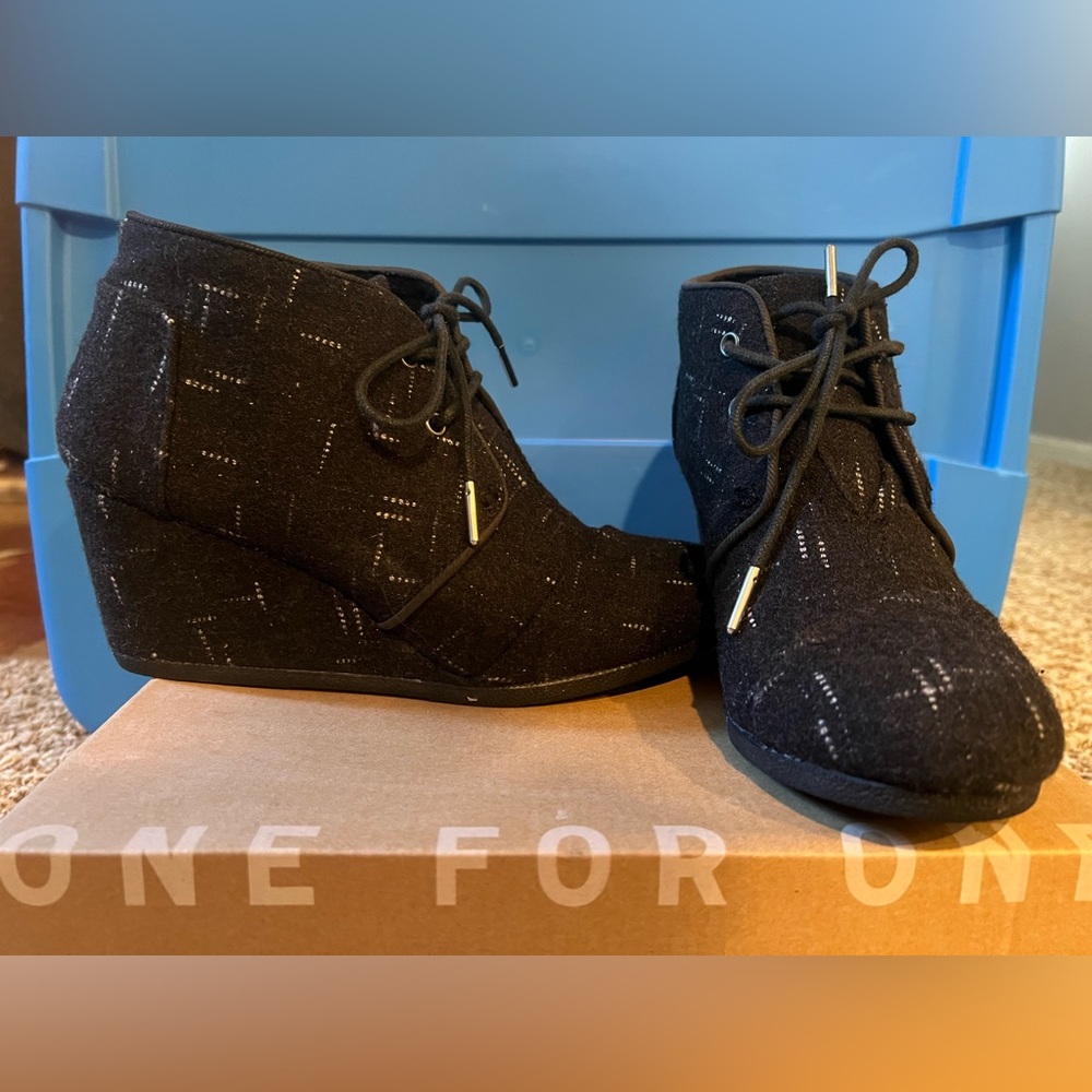 Women’s Toms sz 9 wedge booties